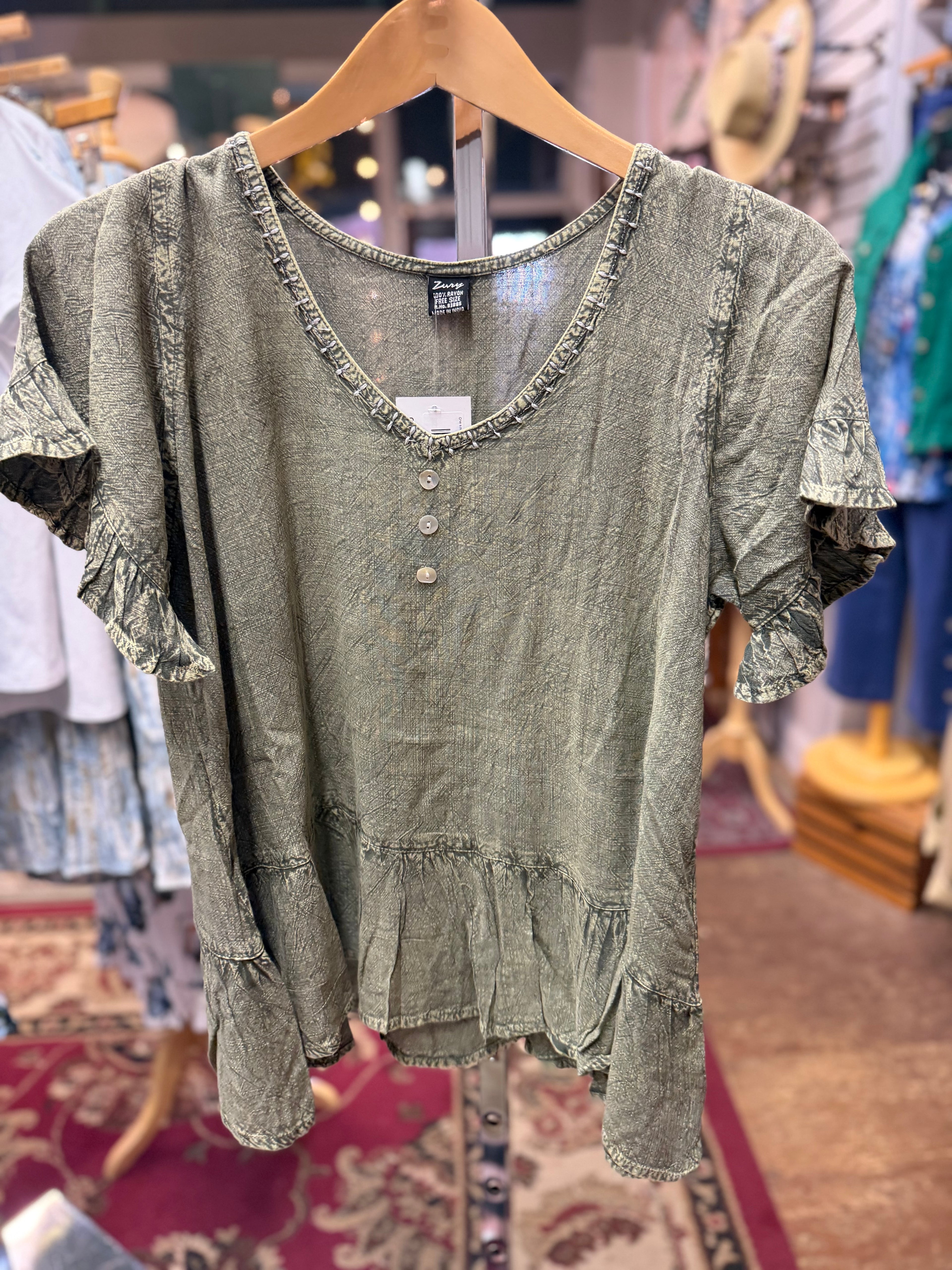 One size 100% viscose detailed v-neck short sleeve blouse
