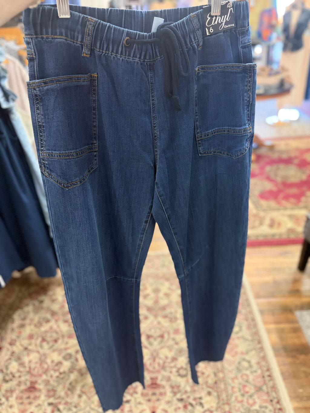 Lightweight barrel jeans with drawstring elasticized waist
