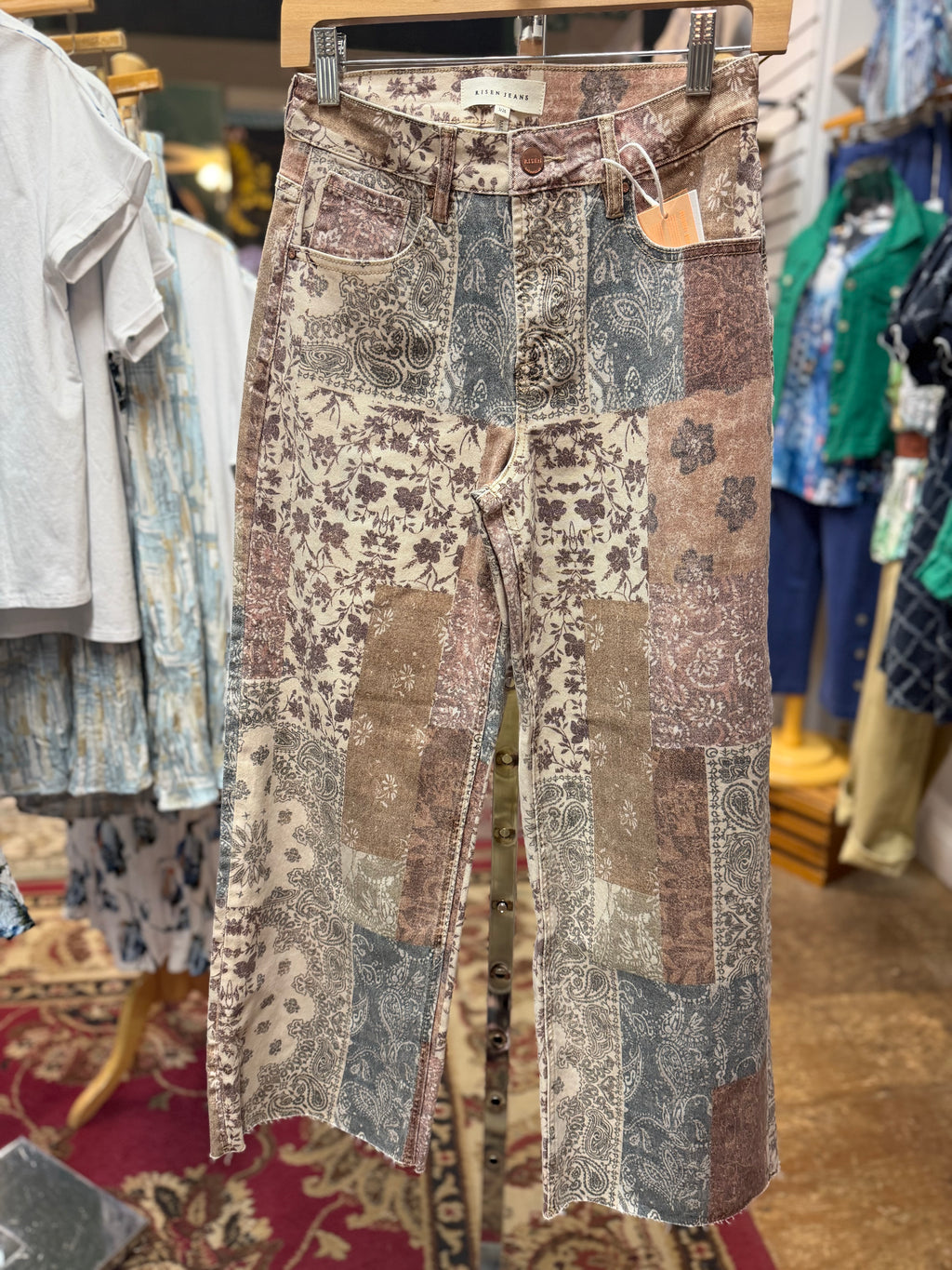 Print jeans in earth colors