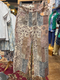 Print jeans in earth colors