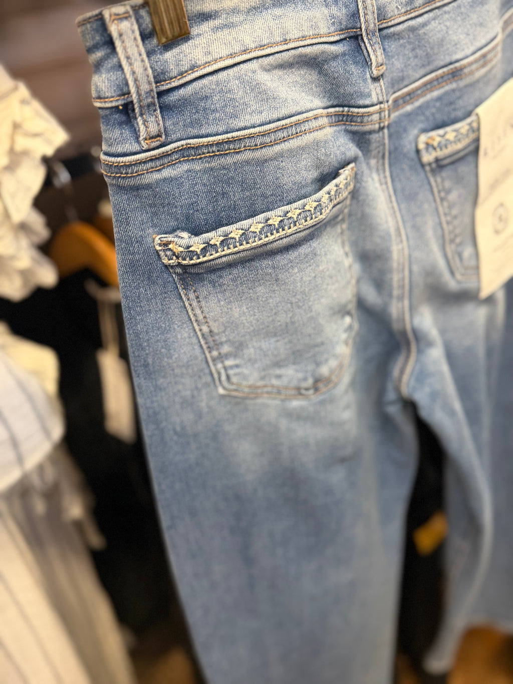 Risen- detailed ankle barrel jeans