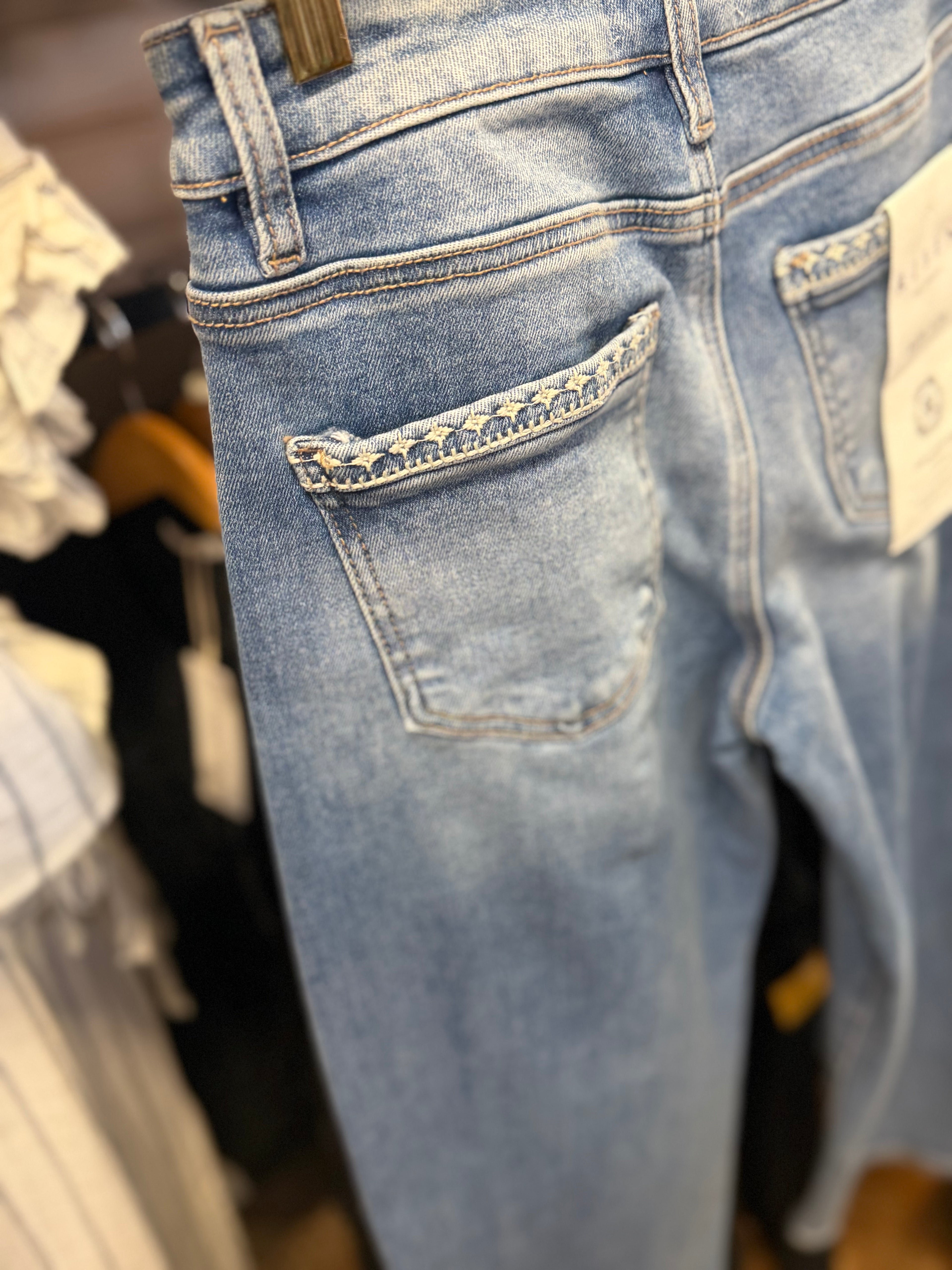 Risen- detailed ankle barrel jeans