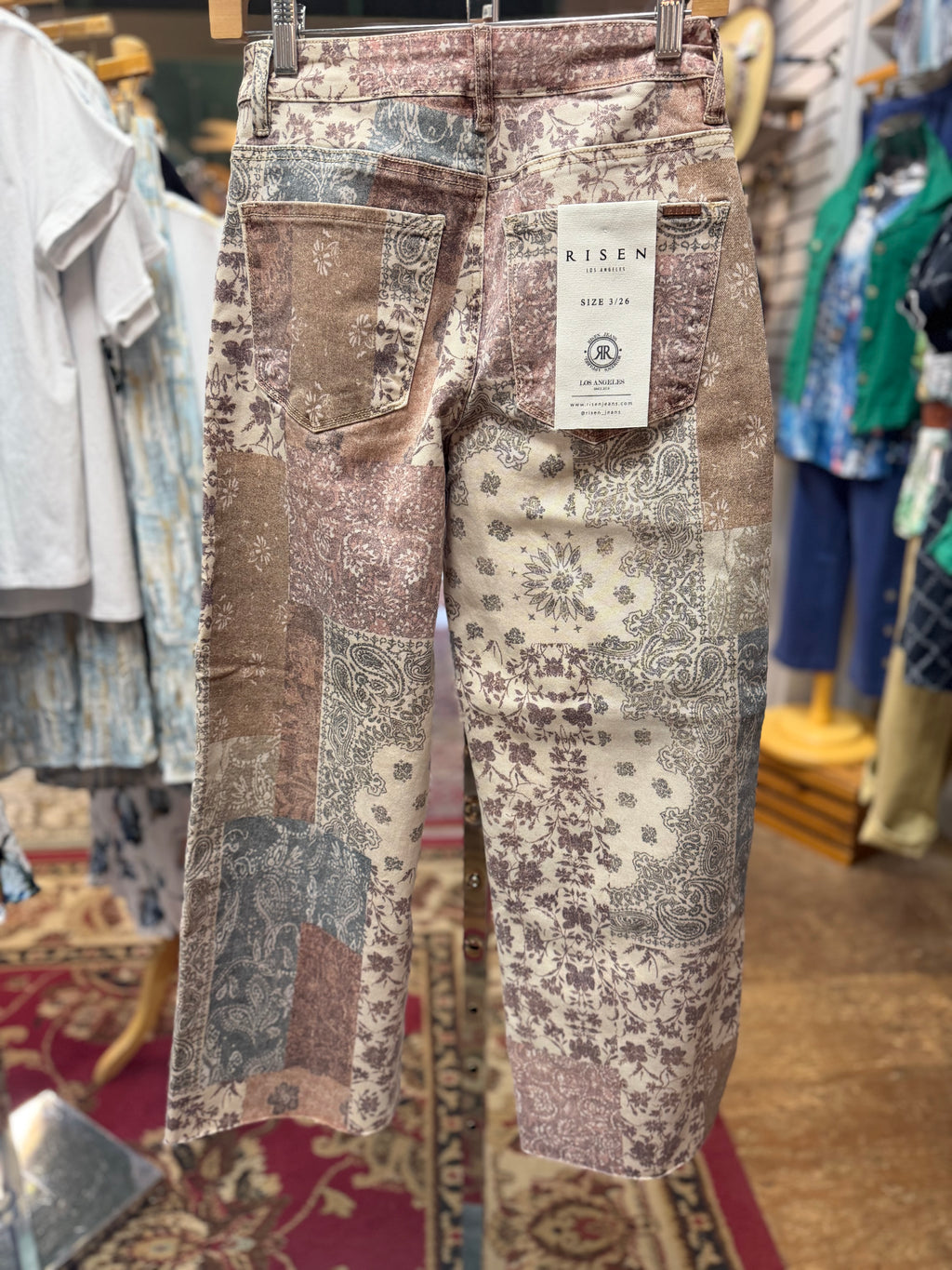 Print jeans in earth colors