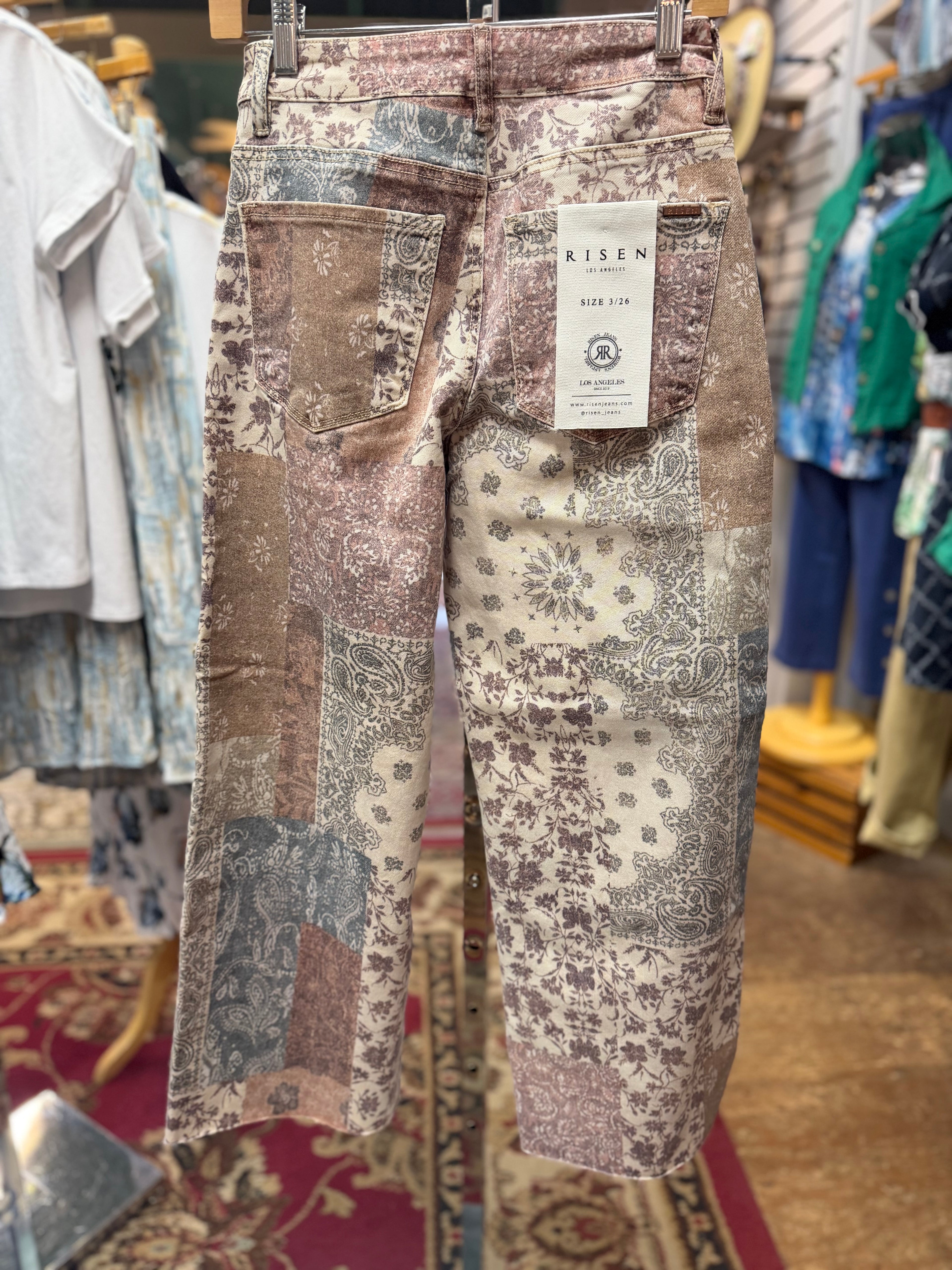 Print jeans in earth colors