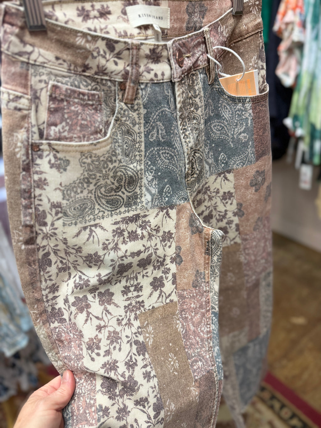 Print jeans in earth colors