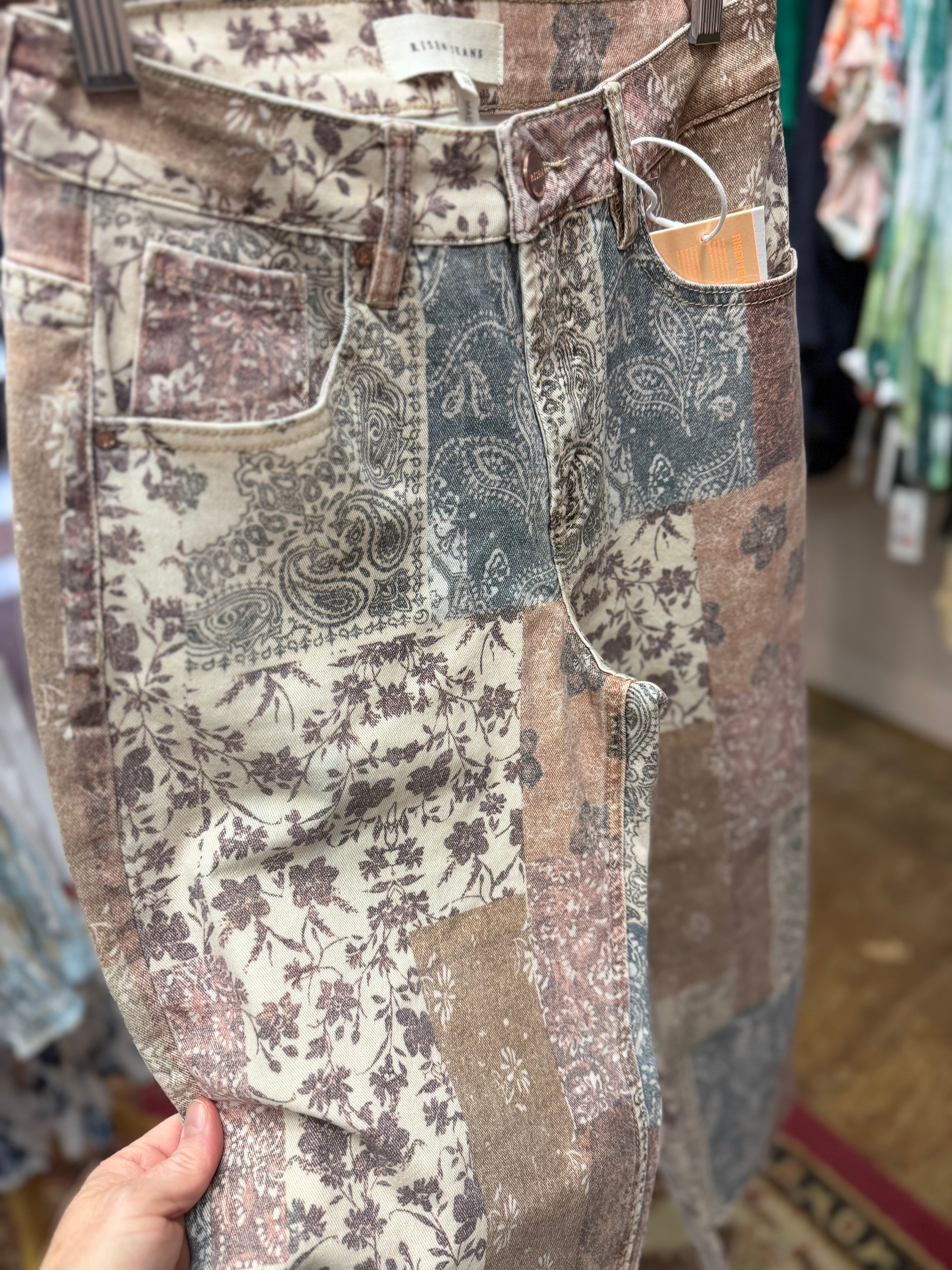 Print jeans in earth colors