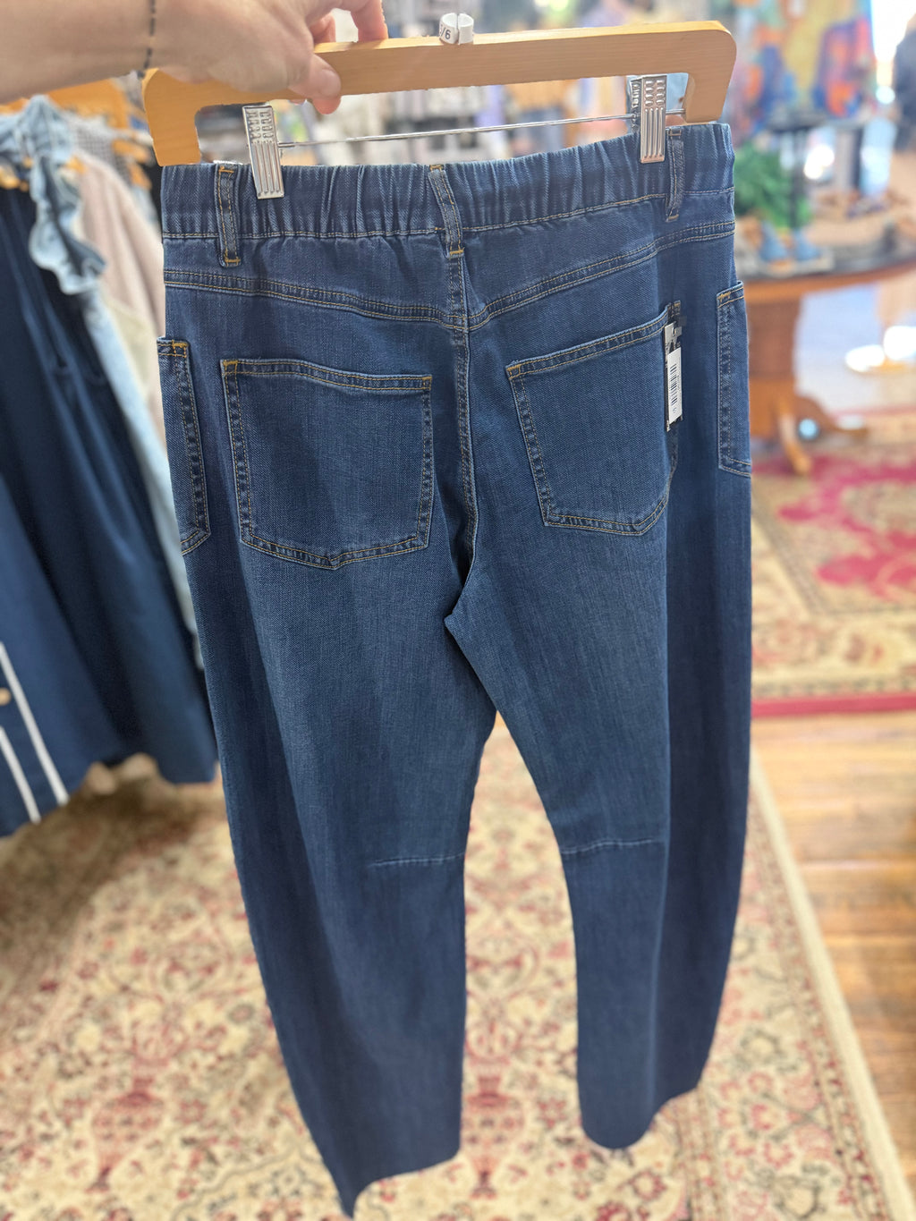 Lightweight barrel jeans with drawstring elasticized waist