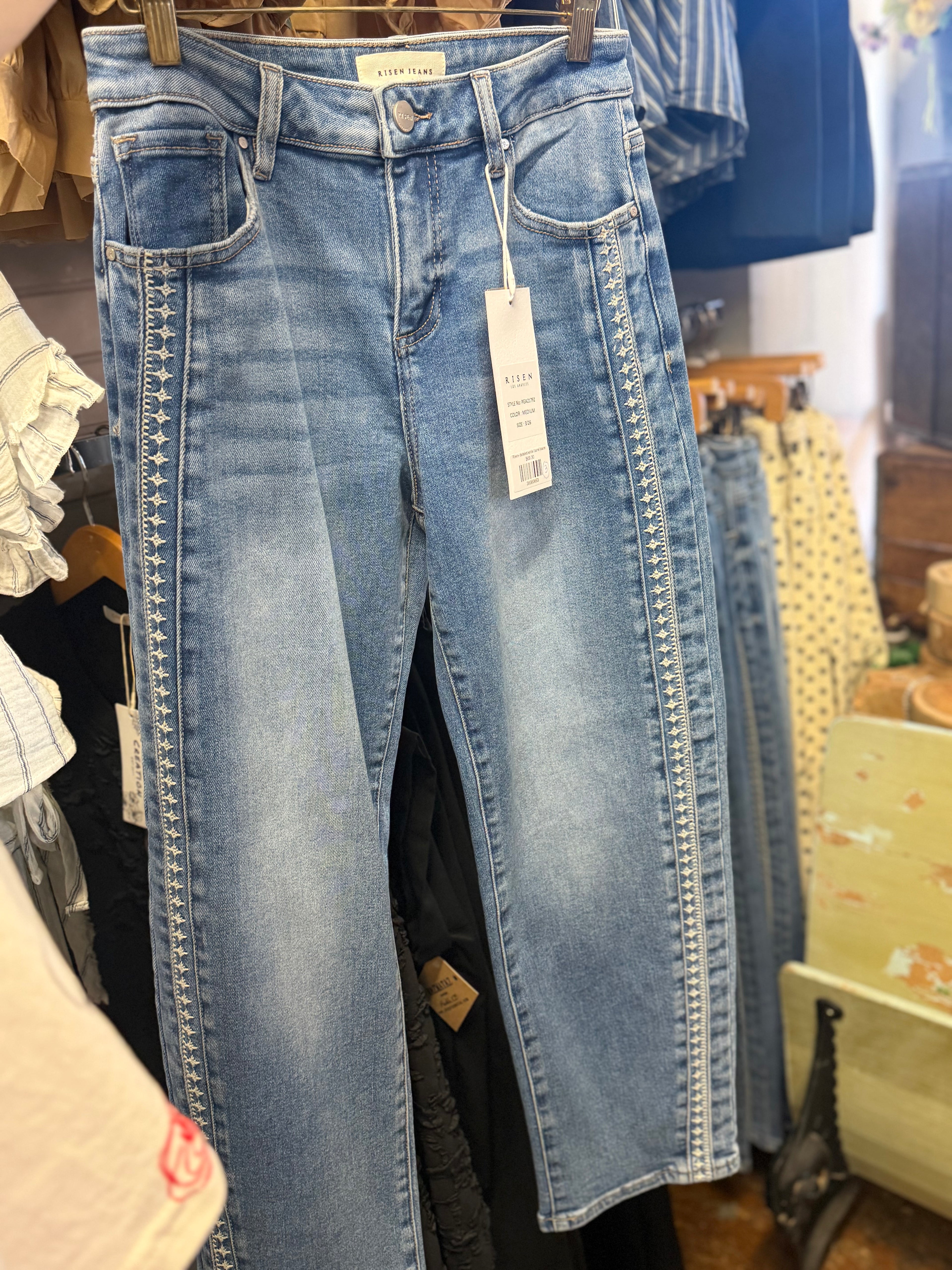 Risen- detailed ankle barrel jeans