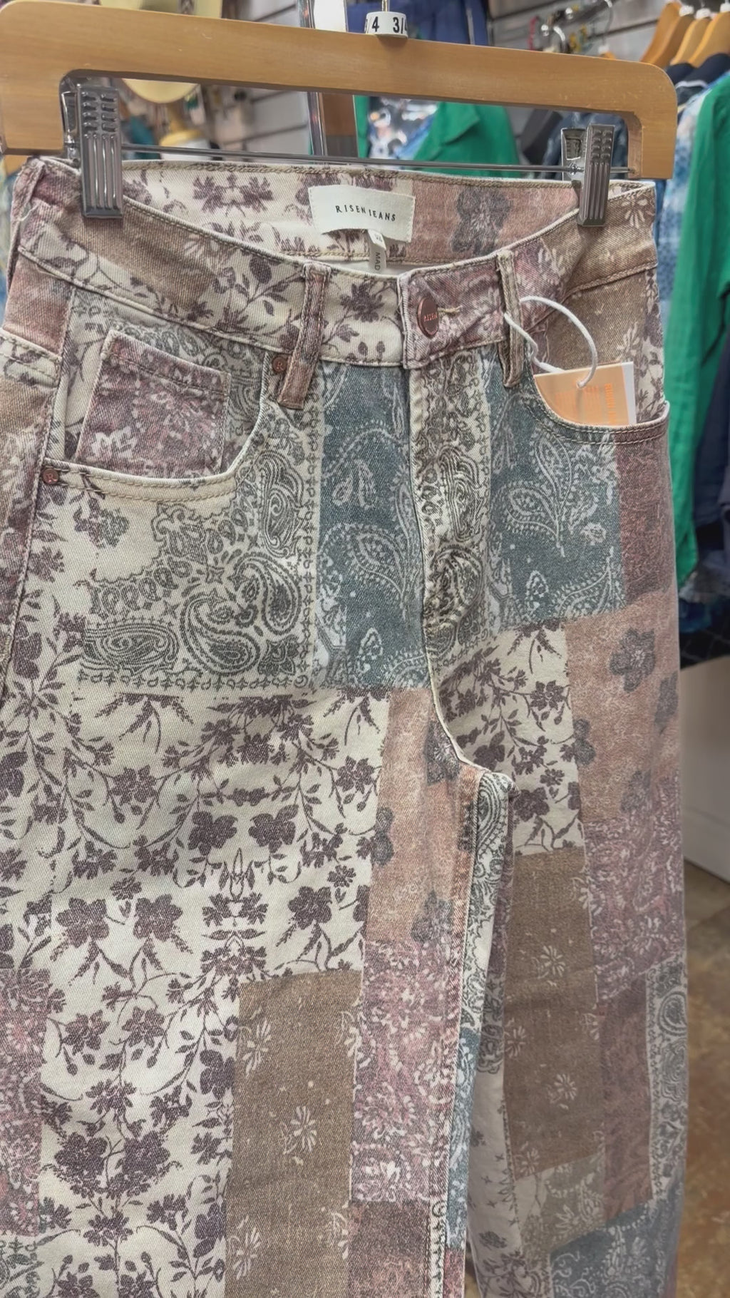 Print jeans in earth colors