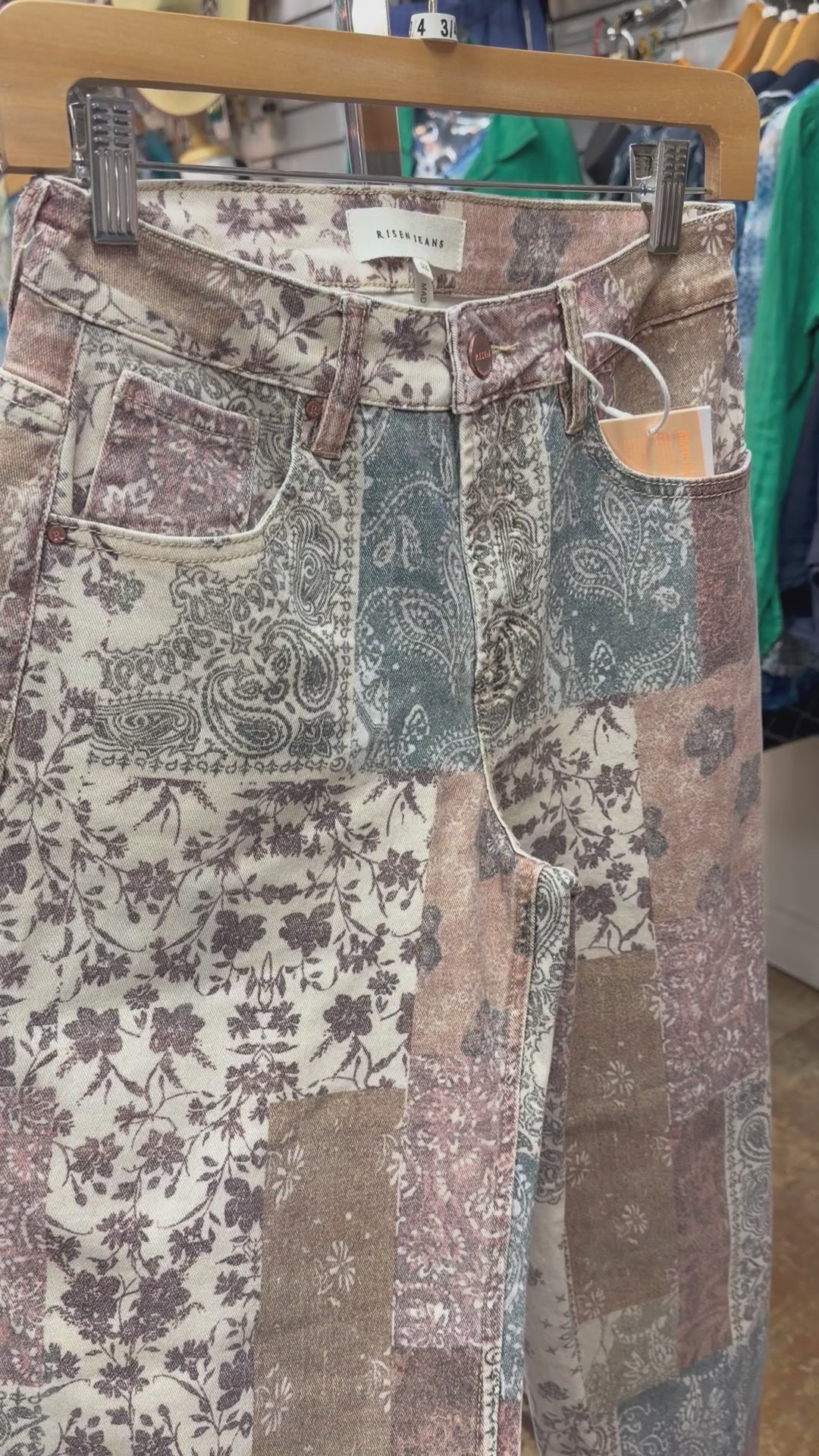 Print jeans in earth colors